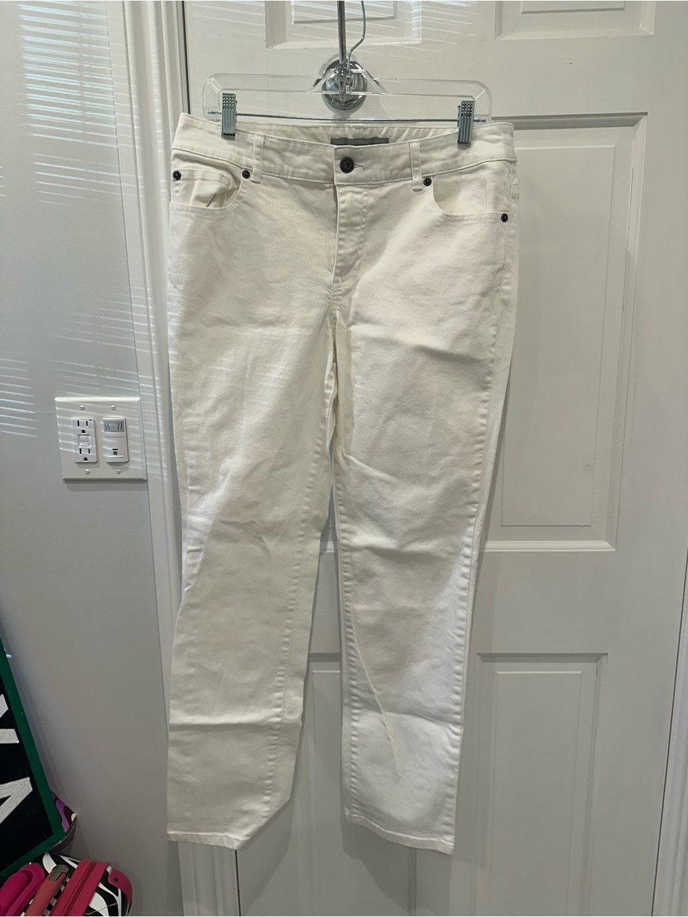 chic White Straight-Leg Jeans